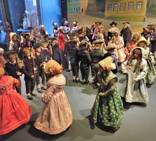 In der Trachtenabteilung des Museums