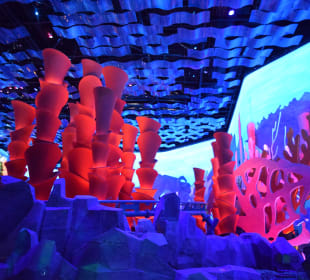 Futuristischer Bereich mit Fahrgeschäften