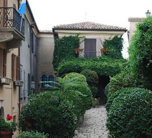 А ведь здесь кто-то живет