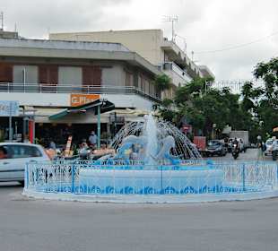Delphinbrunnen gegenüber dem Hafen