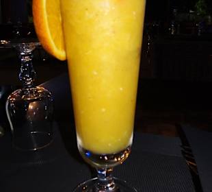 Auftakt ein Punsch Planteur mit frischen Früchten