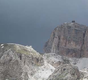 Ein Gewitter zieht auf am Pordoijoch