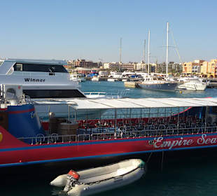 An der neuen Marina fährt das Boot los