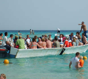 "Shuttle-Boot" vom Schiff zum Paradies-Strand