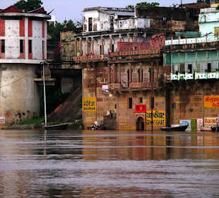 Widok na ghaty z Gangesu