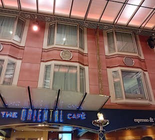 Dahinter sind auch Kabinen