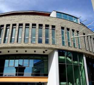 Moderner Bau am Rande der Altstadtd