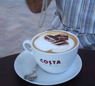 Beim Cappucino im Hafen