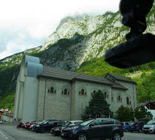 Riesig innen wenige Bänke