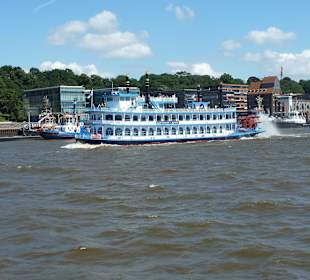 Hamburger Hafen mit Raddampfer
