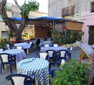 Sitzplätze auf dem Platz vor der Taverne