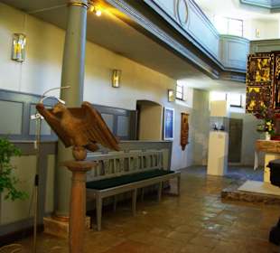 Kunstbilder am Altar