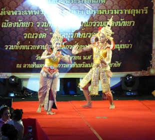 Traditionelle Tänze in schöner Kleidung