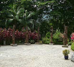 Holz-Skulpturen im Eingangsbereich