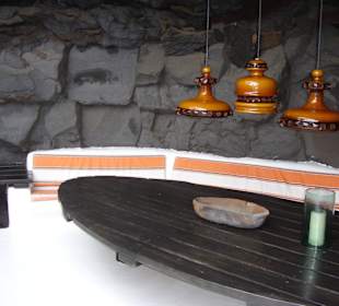 Freisitz in der Lavahöhle am Pool