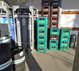 Im Wirtschaftshof von Hübner Bräu