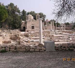 Kirche mit Säulenvorplatz