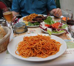 Spaghetti  mit gemischtem Salat