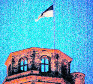 Nahaufnahme Turm mit Flagge