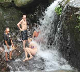 Baden und waschen im Wasserfall