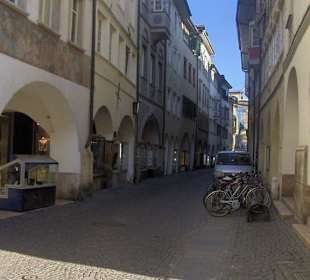 Una via della piazza