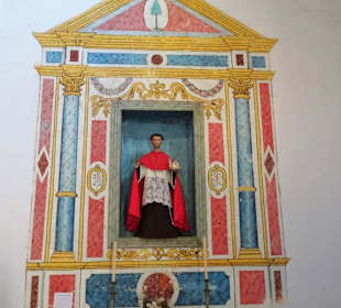 Blick auf einen Seitenaltar der Kirche Santa Maria