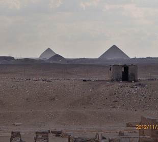 Nekropole von Sakkara mit Djoser- und Gizeh-Pyramiden