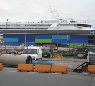 Blick auf das Terminal mit Kreuzfahrtschiff