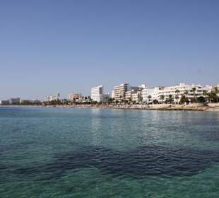 Blick auf die Strandseite vom Schiffsanlegesteg