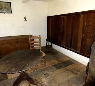 Karges Wohn- und Schlafzimmer