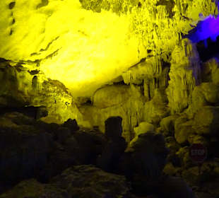 Verschieden Steinformationen in der Höhle