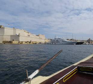 Mit dem Holzboot durch den Hafen von Valletta