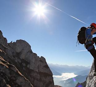 Klettern der Sonne entgegen