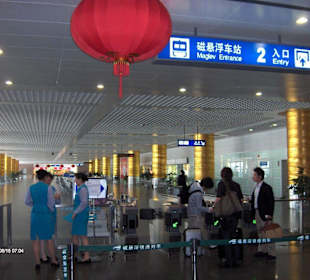 Am Flughafen, Ankunftshalle des Transrapid