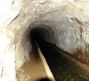 Im Tunnel, der Weg wird später noch schmaler