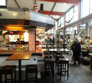 Blick auf den Gastrobereich der Marktstände