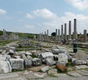 Auf dem Vorplatz der Säulenstraße