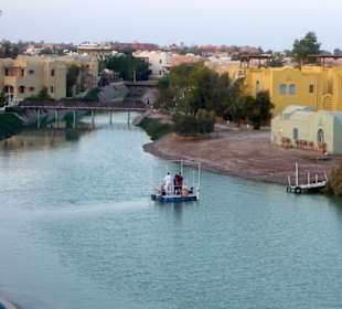 Ein Lagunenarm mit Hotels