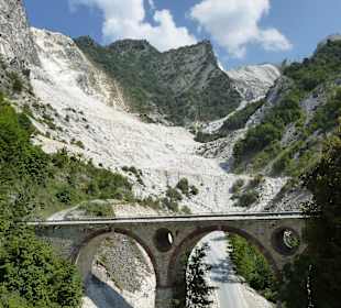 Blick auf die Marmorsteinbrüche von Carrara