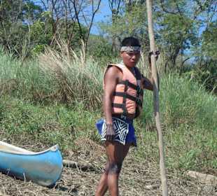 Der junge Emberá-Indianer wartet im Hafen Corotú