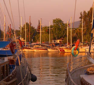 In der Dämmerung am Hafen von Fethiye