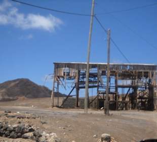 Alte Werkshalle am Hafen von Pedra do Lume