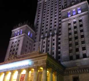 Kulturpalast in der Nacht, bunt beleuchtet
