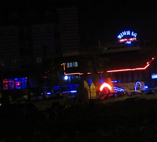 Dennis Bar bei Nacht