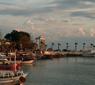 Hafen von Side mit Tempel