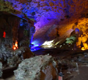 Verschieden Steinformationen in der Höhle