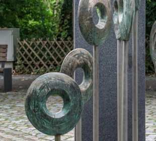 Bronzeskulptur „Innerhalb eines Augenblicks“