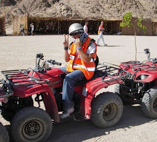 In der Wüste/ Berge mit dem Quad