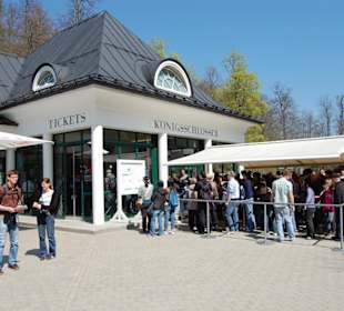 Warteschlange vor dem Ticketcenter