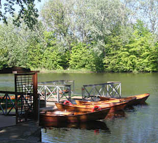 Łódź do wynajęcia za budynkiem pompowni. 